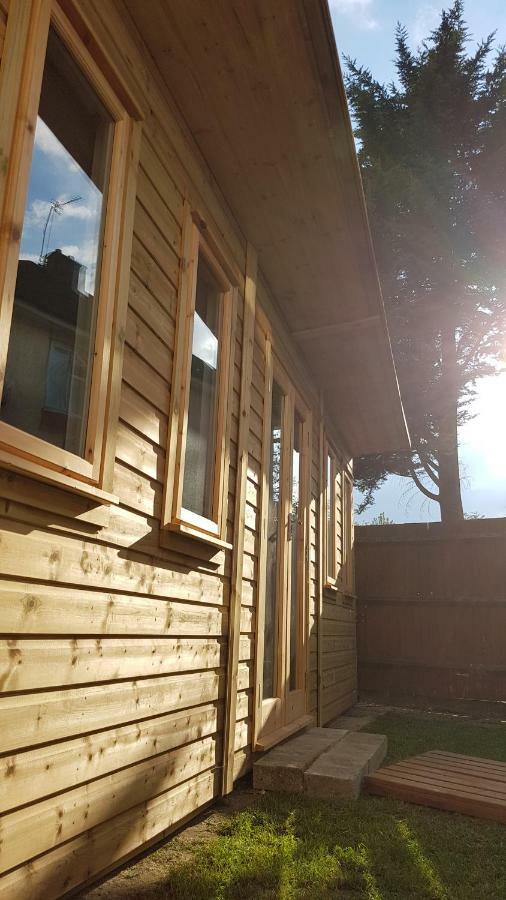 Urban Log Cabin Near Zone 2 Tube London Luaran gambar